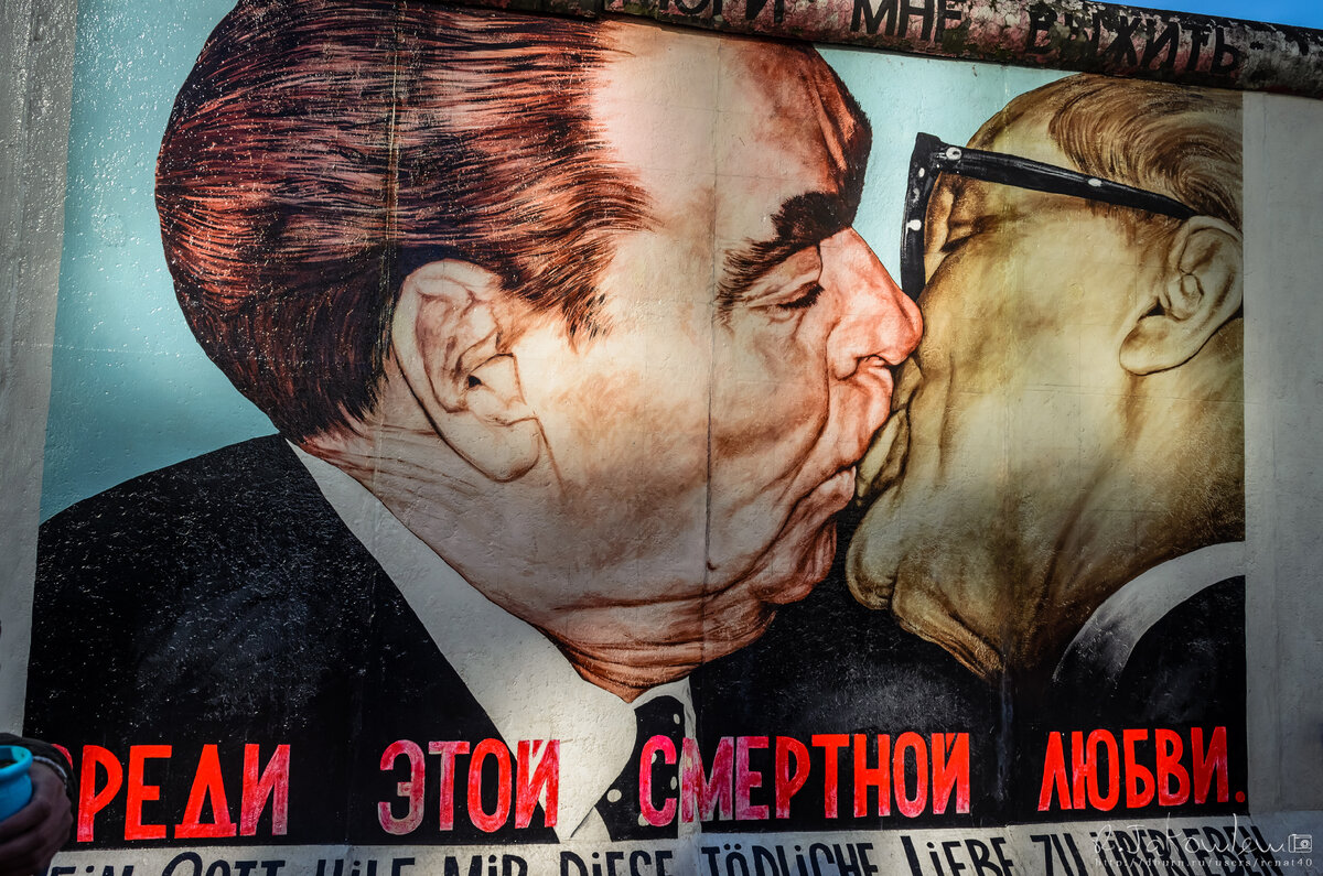 Картина брежнев целуется с хонеккером