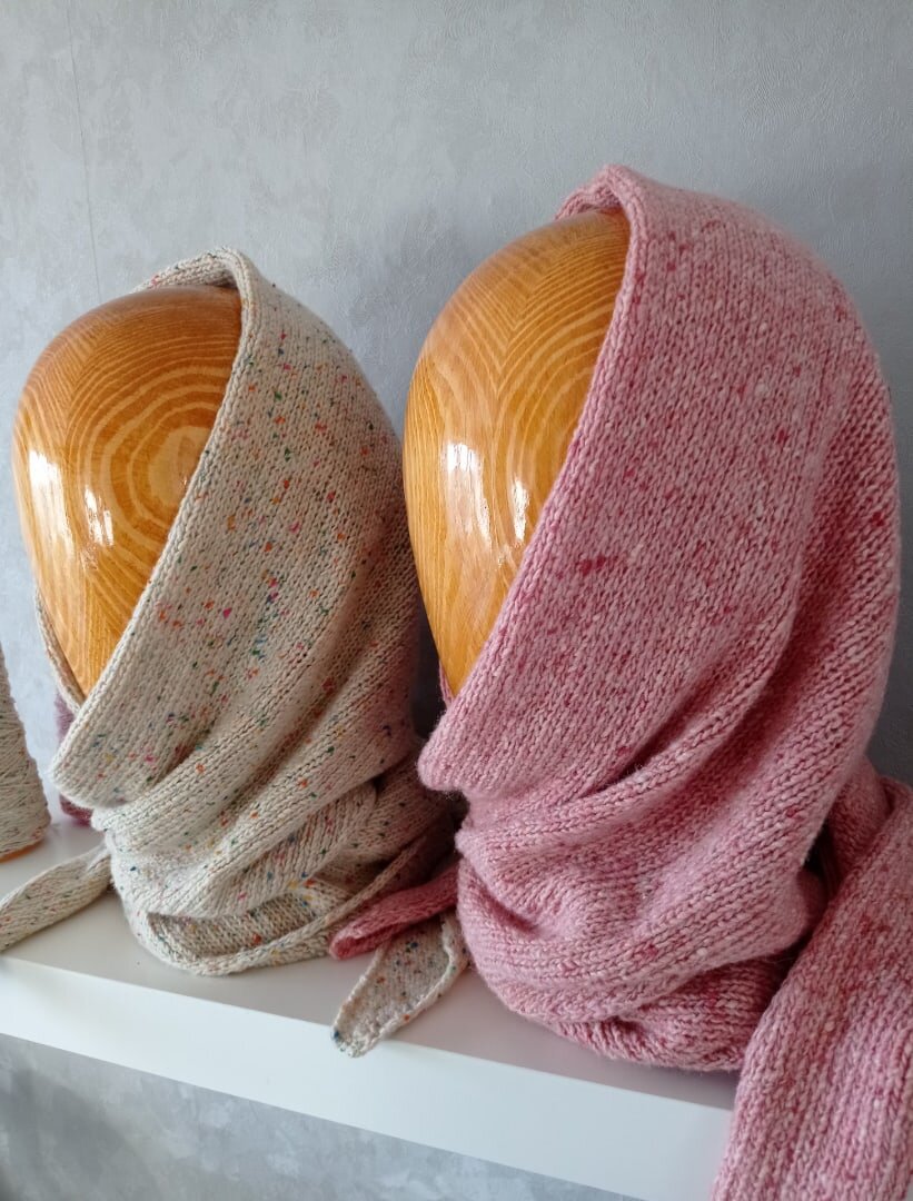 Платок-косынку можно носить как на голове, так и на шее