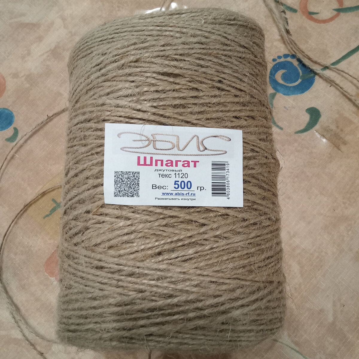 Покупала вот такой шпагат, он дешевле специализированного для вязания, в нем присутствует некоторое количество мусора, который я убирала по мере вязания.