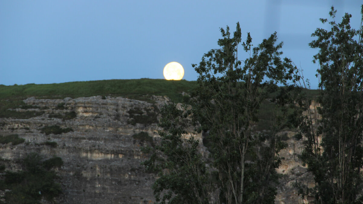 Заход луны за Петровские скалы