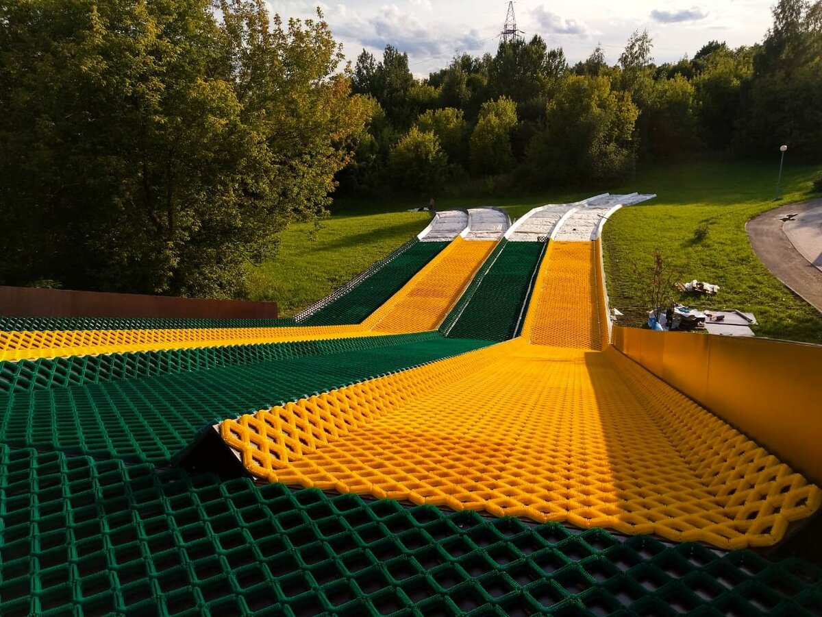 Тюбинговая горка в одном из спальных районов Москвы