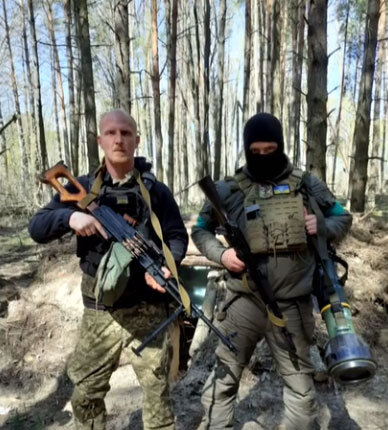 Кёртис (слева) в лесах Украины.