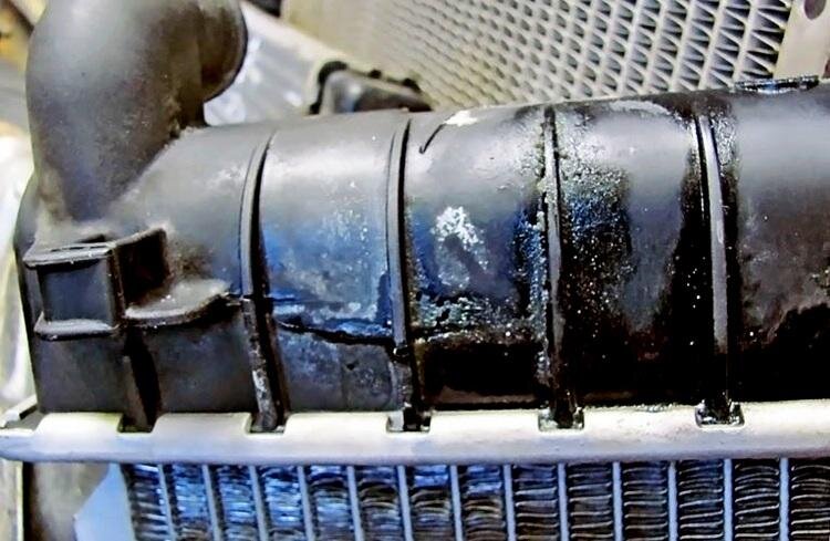 Как устранить течь радиатора охлаждения автомобиля не снимая его, народными средствами