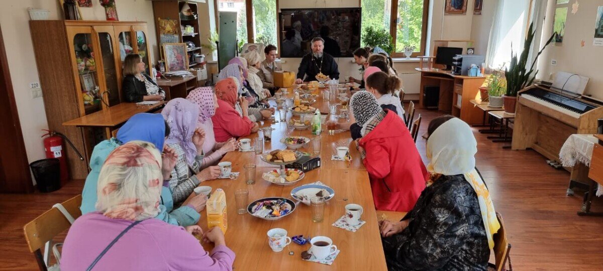 
5 июня 2022 года в храме Святой Троицы г. Осинники прошла встреча со священником, посвященная частным вопросам от прихожан.