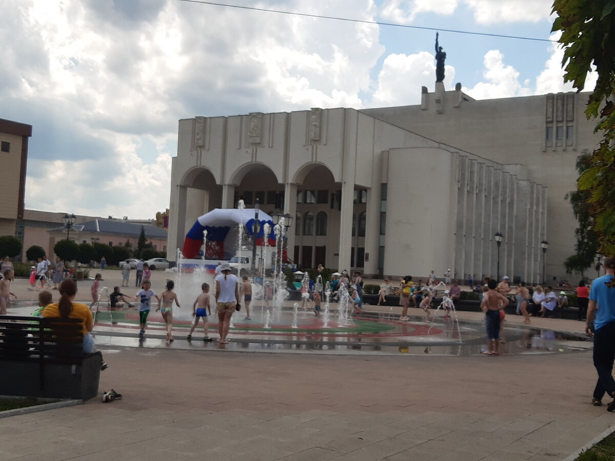 Кот Масик даёт задание маме Лене: прогулка по праздничному городу. Как  отмечает Курск День России | Кошачья Душа | Дзен