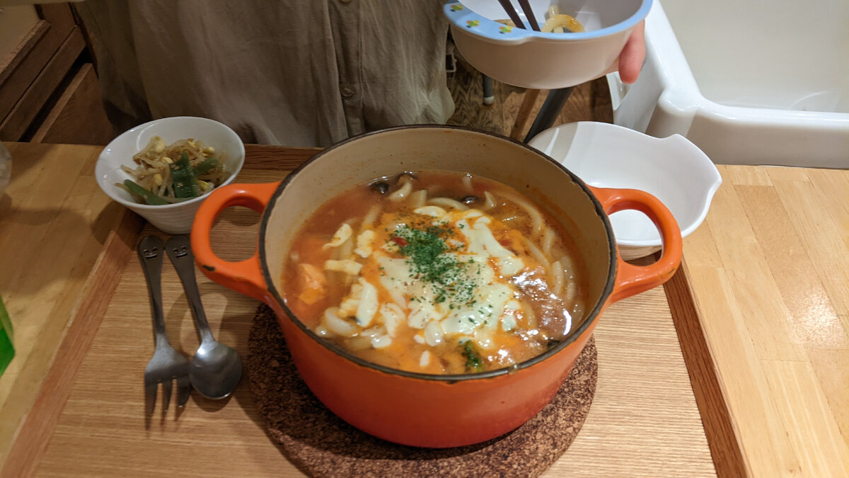 Лосось и брокколи в томатно сырном супе» с удоном