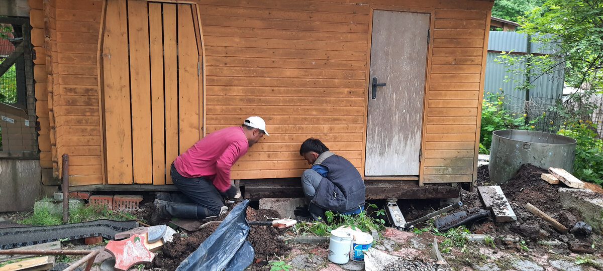 Они обкопали хозблок по кругу.