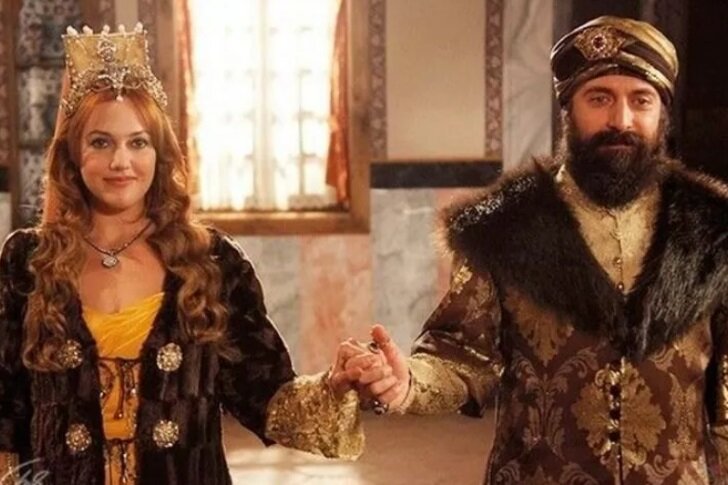 Мерьем Узерли в образе Хюррем султан. Фото: кадр из сериала "Великолепный век"