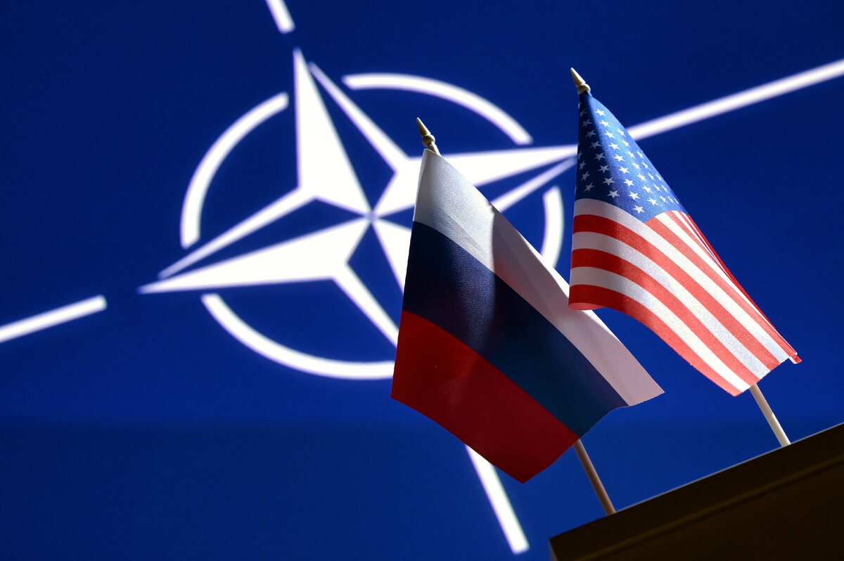 Государственные флаги России и США