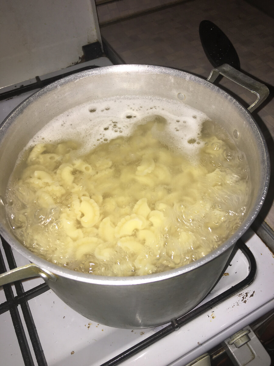 На гарнир можно приготовить макароны. Ставим холодную воду ( пол кастрюли) на огонь. Пол ложки столовой соли и ждём когда закипит. После закипания засыпаем макароны ( до середины воды), убавляем огонь на середину и варим. Переодически мешаем. Минут через 5-7 пробуем макарошку на готовность, если готово сливаем воду с макаронами в дуршлаг и перемешиваем с растительным маслом ( небольшой ломтик). Выкладываем на тарелку.
Приятного аппетита 😋