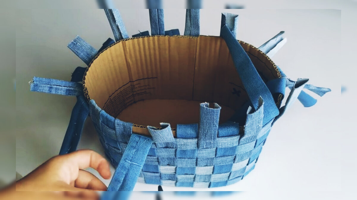 Корзинка из джинсовой ткани.  Работа мастерицы из интернета.