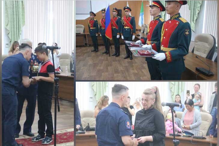    Родственники погибших героев при вручении наград не смогли сдержать слез. Фото администрации города Бердска