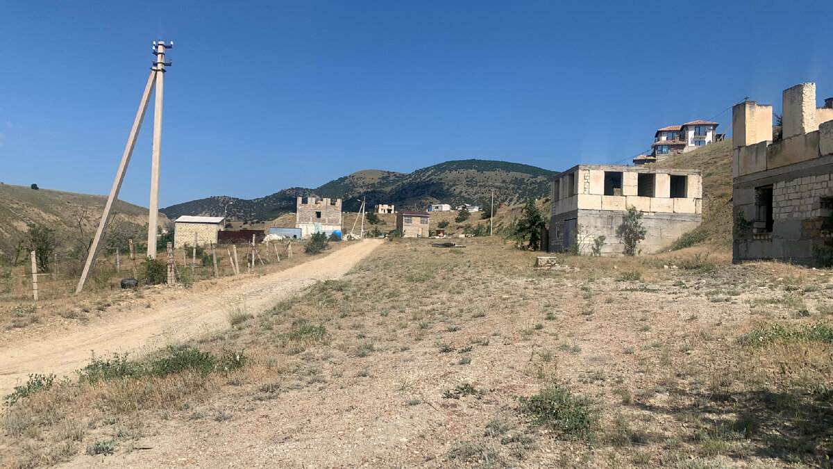 Рядом отель ,он сверху.