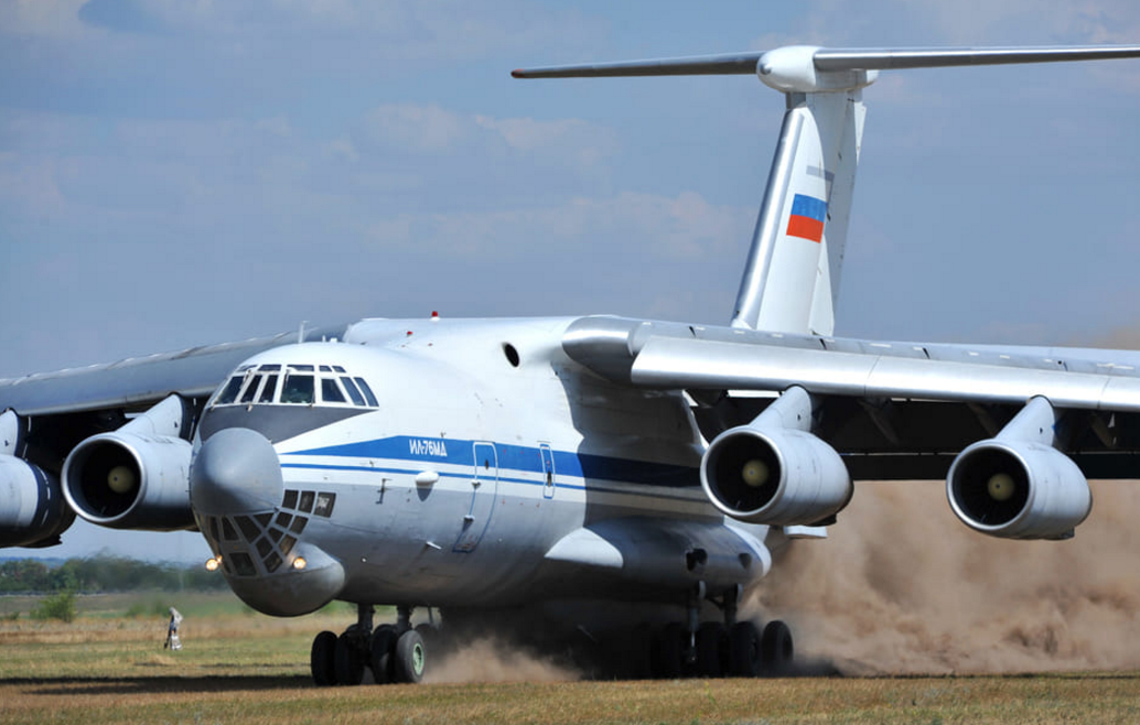 Многие знают, что военно-транспортный самолёт Ил-76 взлетает и садится на относительно ровные грунтовые поверхности, и что взлётно-посадочная полоса (ВПП) ему не нужна.-2