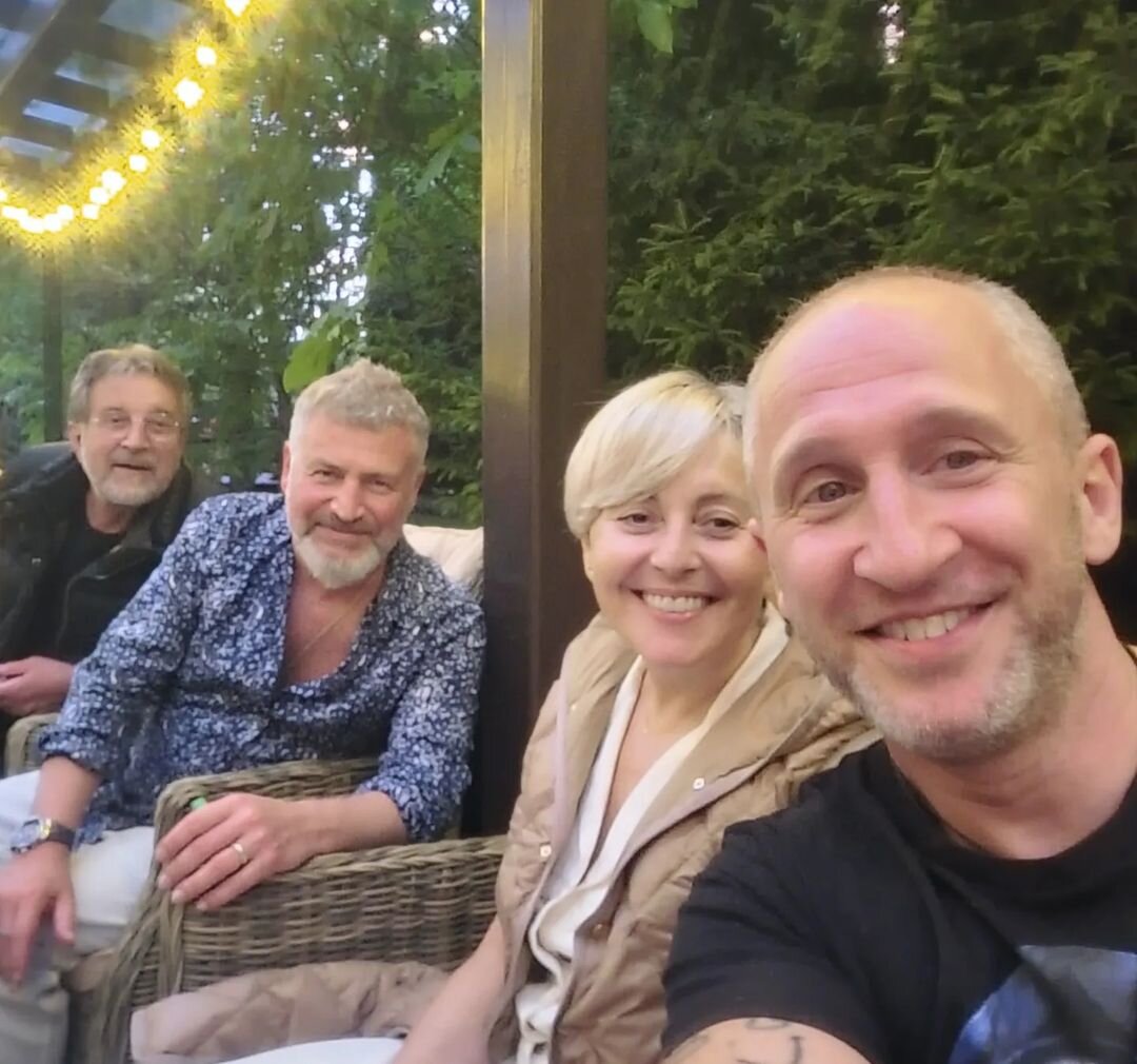    Анжелика появилась естественной вместе с друзьямиСоцсети Оскара Кучеры