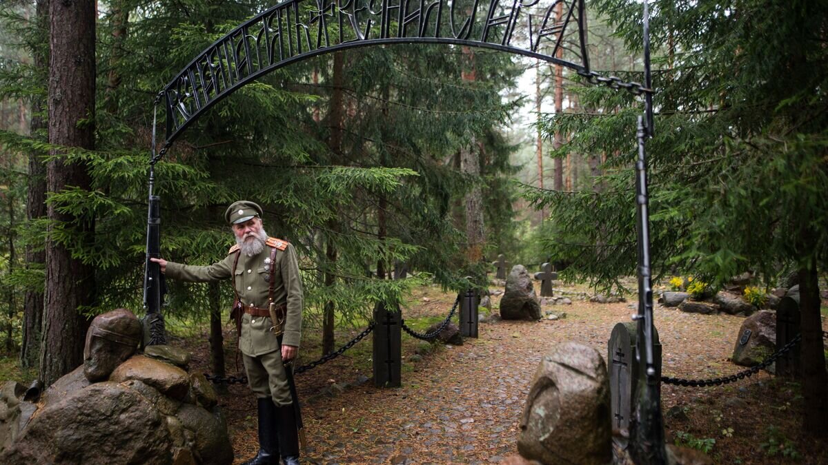    Художник Борис Цитович показывает мемориал на месте захоронения русских солдат, павших в годы Первой мировой войны в деревне Русское Село в Белоруссии© РИА Новости / Евгений Биятов