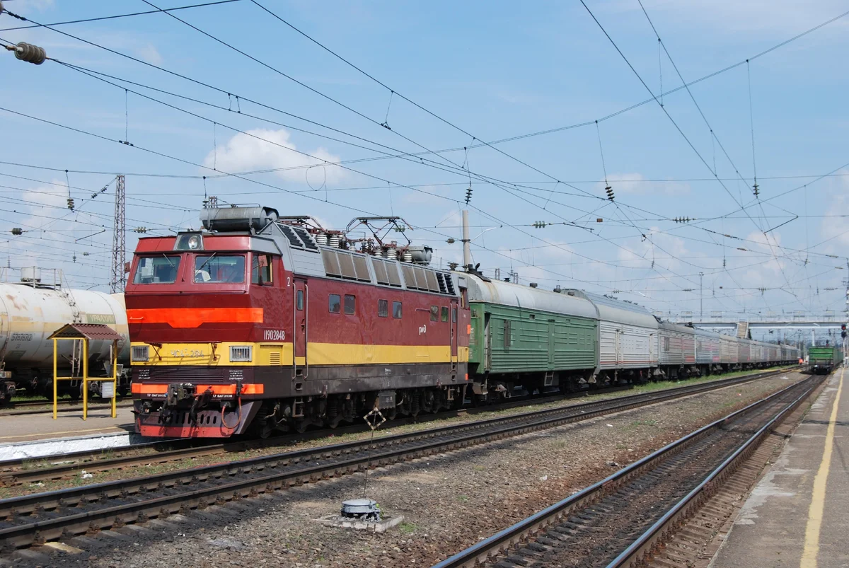 Почтово-багажный поезд под ЧС4т-284, ст. Балезино. Источник: канал Я.Дзен "W.F.D"