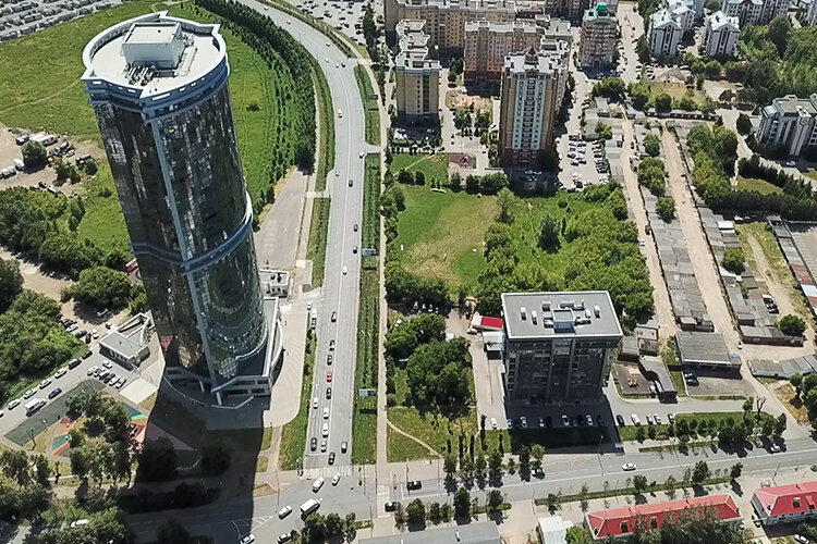 Напротив ЖК «Лазурные небеса» скоро появится внушительный сосед — ЖК Kazanka Vista Сергея Петрова, сына экс-главы приволжского управления Ростехнадзора Бориса Петрова, в прошлом году приговоренного к штрафу за злоупотребление должностными полномочиями. Фото: Евгений Жура