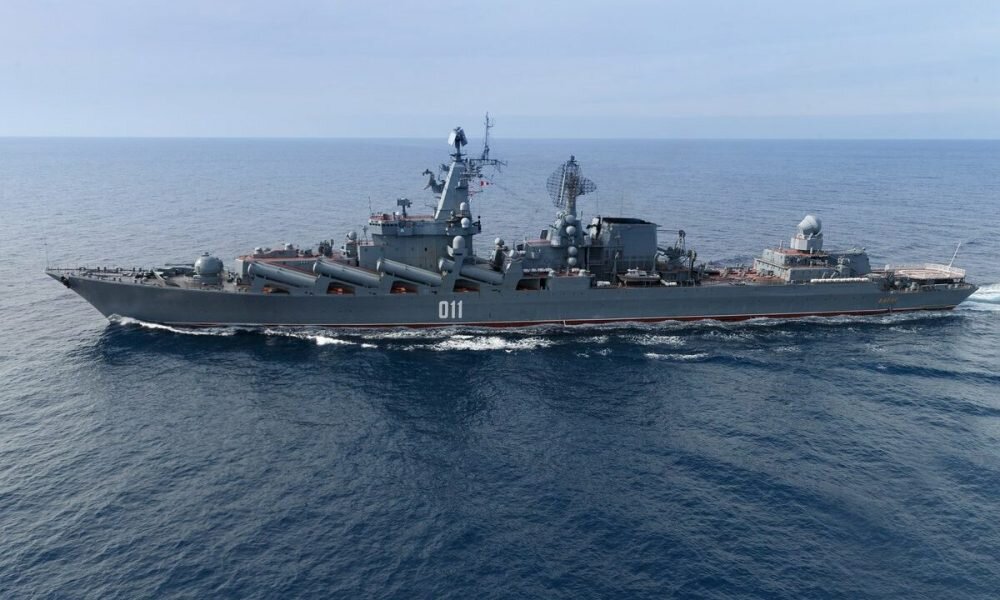 Крейсер  "Варяг" в море.  фото: картинки  яндекса.