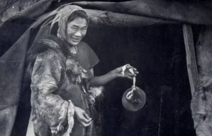 Анатолий и Владимир окончили летное училище в Воронеже и вернулись в свои родные края. Их сразу взяли в авиаотряд. То время они вспоминают с особой теплотой.Два года отработали они на местных авиалиниях, когда их позвал к себе командир и сказал, что аэропорт в Анадыре приглашает на работу молодых пилотов. Друзья задумались над предложением: имея за плечами такую работенку, легче пробиться в большое небо, о котором так мечтали. Да и зарплата больше. А еще манила романтика Крайнего Севера. 
Пять лет жили ребята в Анадыре и летали на кукурузнике по всей Чукотке, Анатолий первым пилотом, а Владимир - вторым. В тот день ничего не предвещало беды. Погода была ясная, солнечная. Им предстояло лететь на Мыс Шмидта. Они должны были доставить туда почту и трех геологов.
Полет проходил нормально, до пункта прибытия оставалось немного, когда внезапно налетел снеговой вихрь, видимость стала практически нулевой. В придачу к этому заглох двигатель, и отказали приборы. Пилоты, как могли, пытались выровнять самолет, но все было бесполезным. С большой высоты он сорвался вниз и рухнул на землю. От удара о приборную доску Владимир потерял сознание. Когда очнулся, кругом было темно: видимо, самолет носом уткнулся в глубокий снег. Пилот с трудом стащил уже бесполезные наушники, повернулся к другу, окликнул его, но тот не ответил. Потянулся к нему, схватил за руку, но она была совершенно холодной. Проверил пульс – его не было. Отчаяние охватило парня. Он с трудом долез до двери в салон, выбил ее ногой и ползком пробрался к пассажирам. Они тоже были мертвы. Тусклый свет пробивался сквозь небольшие иллюминаторы в хвостовой части. С огромным трудом дополз до двери, пытался открыть, но не смог. Вероятно, ее заклинило при падении да еще плюс огромный слой снега.

-Ну, вот и прилетели… Покорили большое небо… - Невесело подумал Вова. – Толя, Толя, как же так?

Ему не хотелось даже думать о том, что будет с ним самим. Он почувствовал, что промерз до костей, даже в унтах ноги застыли от холода. Молодой человек нашел в салоне чью-то меховую шапку, натянул ее. Но все это не спасало. Пилот приснился к стенке самолета, сидя прямо на полу, и приготовился ждать самого худшего. Накатывала дрема, но он бил себя по щекам, чтобы не заснуть, зная, что это – верная гибель. Сколько прошло времени, он не знал, но в полузабытьи ему почудилось, что кто-то стучит в дверь. Слышались как будто мужские голоса. Он пытался крикнуть «Я здесь», но из горла выходило только сипение. После сильного удара дверь наконец поддалась немного, в нее протиснулись два мужика. Это были чукчи. Они говорили о чем-то на своем языке. Незнакомцы проверили салон и кабину, убедились, что в живых только один человек. Они подхватили его под руки и осторожно вытащили из самолета. На улице светило солнце, от пурги не осталось и следа. Володю уложили в сани, запряженные четырьмя собаками. По дороге он то впадал в забытье, то снова открывал глаза. От холода он не ощущал своего тела.

Очнулся он от того, что ему вливали в рот какую-то обжигающую жидкость, а ловкие женские руки растирали его тело вонючей мазью. Оглядевшись, он понял, что находится в яранге. Перед ним стояли молодые мужчина и женщина и улыбались ему. За время, проведенное в Арктике, Владимир научился понимать язык чукчей. Мужчина приложил руку к груди и представился:

-Танат. А это моя жена Чейв-ынэ.

-А я Владимир, второй пилот разбившегося самолета.

Он присел на шкурах, которые служили вместо кровати, и огляделся. В центре горел очаг, обложенный большими камнями, над ним висел большой прокопченный чайник. Стола и стульев не было, все заменяли шкуры. На стенах жилища висели засушенные куски мяса и рыбы. Украшением были фигурки из моржовой кости. Володя из разговора с молодыми людьми понял, что попал к береговым чукчам, они занимались рыболовством и охотой, в отличие от тех чукчей, что кочевали вслед за оленьими стадами. В их поселке было 7 яранг. Внимательно рассматривая своих новых друзей, Вова заметил, что женщина была совсем молоденькой. У нее было красивое лицо с легким бронзовым оттенком, большие немного раскосые глаза, высокие скулы, голову украшала расшитая повязка, две черные косы лежали на плечах. Парень решил, что будет называть ее Нина, потому что выговаривать местный вариант было сложновато. Гостя накормили мясом и рыбой, напоили чаем с местными травами. То ли от чая, то ли от пережитого стресса Володя снова отключился, а может, просто заснул. Проснулся он от того, что он под шкурой лежал не один и его гладили по всем местам ласковые женские руки. Он откинул шкуру и увидел рядом с собой обнаженную Нину. Ее муж сидел в дальнем углу и, глядя на них, улыбался. Конечно, молодой мужчина читал, что девственность у чукчей не ценится, что семейные пары могут меняться партнерами, но столкнувшись с подобным, он растерялся.

Его успокоил Танат:

-Не волнуйся, все нормально. Я сейчас все объясню. Мы живем уже два года, а детей нет. Наверное, я сильно застудился, когда провалился в полынью и пробыл там долго, пока меня не вытащили. И еще. Мы живем обособленно, в нашем поселке почти все родня друг другу. Женимся на своих, а потом из-за этого появляется на свет слабое и больное потомство. Меняться с кем-то женами я тоже не хочу. Помоги нам, Владимир.

Тот неопределенно кивнул, но сам даже не представлял, как такое может случиться. Пару ночей он старался, но ничего не получалось. А потом все же случилось.

Через 10 дней окрепшего пилота отправили на собачьей упряжке до крупного стойбища, куда прилетали самолеты.

Вернувшись с Чукотки в Курск, Вова постепенно стал забывать о своих приключениях в яранге, по-прежнему летал на местных авиалиниях. Но когда через 4 года предоставилась возможность поехать на 2 месяца в командировку в Анадырь, он сразу согласился. У него возникло желание проведать своих странных друзей и, может быть, увидеть их общего ребенка.

Он сразу узнал ту ярангу. Вошел. Около очага хлопотала Нина, за ее спину прятался маленький пацаненок, одного взгляда на которого было достаточно, чтобы понять, что это его сын.

-Здравствуй, Нина! Это твой сын? А где Танат?

Нина смотрела на него растерянно и прижимала к себе сына:

-Таната белый медведь задрал. А это мой сын Тынэ-нкэй.

-Значит, Николай, по-нашему. Мне очень жаль, что так случилось с твоим мужем.

Он достал из рюкзака конфеты, апельсины, диковинные для этих мест, игрушки. Коля долго и внимательно рассматривал машинку, он никогда не видел такого.

Владимир пробыл в гостях до следующего дня. Надо было отправляться в путь, потому что самолет не будет ждать.

Неожиданно для самого себя он подумал:

-А почему я уеду один? У меня же есть сын. Семьи своей нет. А здесь мой ребенок и женщина, которая мне совсем не чужая.

Вслух же сказал:

-Поедем со мной Нина. Мужа у тебя нет. Будешь моей женой. Вместе будем растить нашего сына.

Женщина долго молчала, а потом тихо сказала:

-Я согласна...

Прошло почти 50 лет. За плечами Владимира Ивановича была большая семья с двумя сыновьями, внуками и правнуками, и большое небо было. Он сидел в кресле и смотрел по телеку передачи своего любимого канала National Geographic. Рядом на полу пристроился правнук Гоша с планшетом в руках. Показывали передачу про Чукотку. Мальчик оживился и пристал к прадеду:

-Дед, да выключи ты телевизор. Расскажи лучше еще раз про Чукотку, как ты с бабой Ниной встретился, как поженились, как деда Колю маленького в Курск привез и он не знал ни слова по-русски.
-Ладно, Игорек слушай. Сейчас я тебе все расскажу, - сказал дед Володя, а про себя подумал, - почти всё…