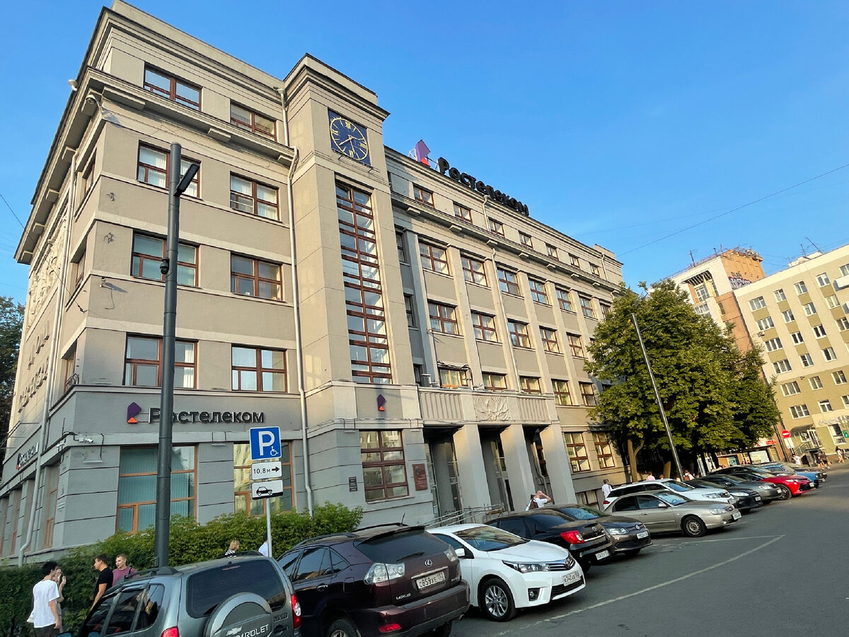 Площадь Горького, главный фасад Почтамта. Отсюда начинается туристическая часть Покровки. 