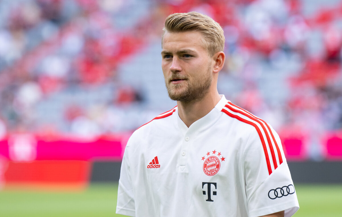     1) Маттейс Де Лигт, 23 года, центральный защитник. Перешел из "Ювентуса" в "Баварию" за 67 млн евро.