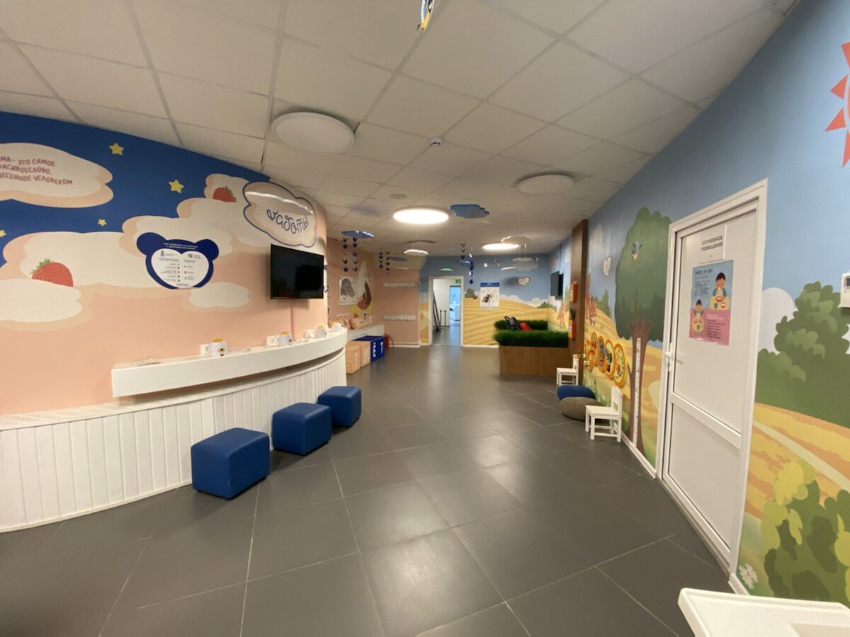 Колясочная в правом углу за стойками с травой