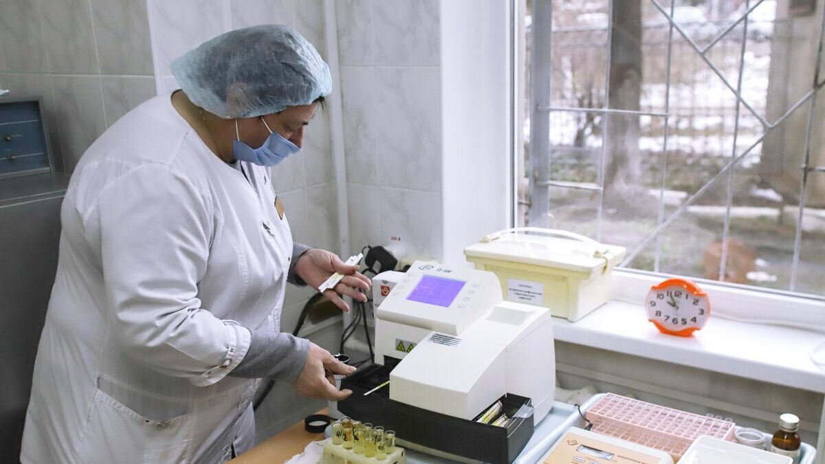    Сотрудница лаборатории поликлиники №1 в Пятигорске© РИА Новости / Денис Абрамов