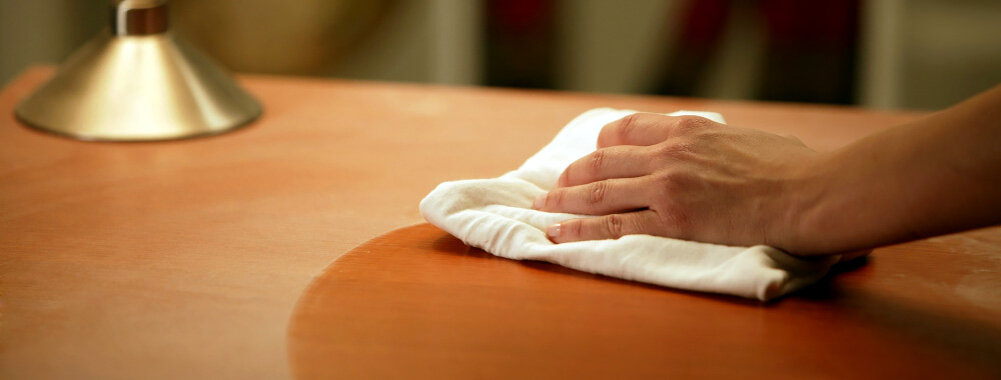 Удалите налёт грязи и пыли с мебели. Для этого воспользуйтесь поролоновой губкой, лёгким мыльным раствором. Для приготовления последнего используйте специальные чистящие средства и тёплую воду. Очистить уголки и трещины можно с помощью старой зубной щётки, для узких щелей подойдёт зубочистка.