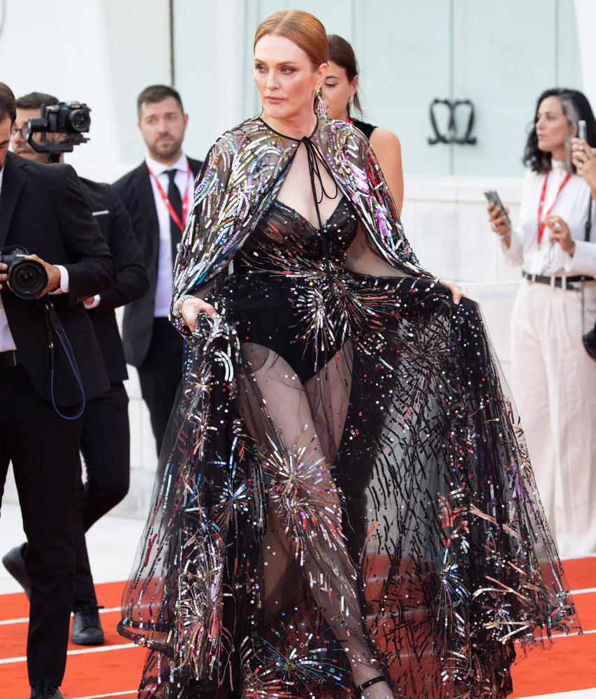 С нижней юбкой этот наряд был бы не так похож на карнавальный костюм Ночи.