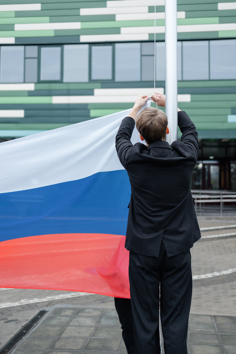 Момент поднятия флага на церемонии в Школе 1298