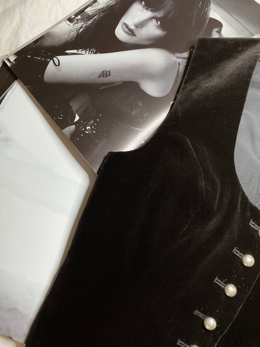 Miss Skidochka: "Австрийская жилетка из хлопкового бархата🖤 задумывалась как часть национального костюма, но мне кажется идеально будет на голое тело с широкими брюками👌🏻 все в ней прекрасно, плотный приятный натуральный бархат, крутой крой и милейшие серебряные пуговки (мне нравится, что они простые, так можно составить больше образов). Размер указан 36, мне кажется на наш 40: плечи 34, грудь 49, талия 33, длина 44. 1000₽+🕊"