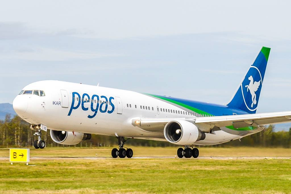 Fly pegasus. Боинг 767 Икар. Икар Пегас Флай. Pegas Fly авиакомпания самолеты. Pegas Fly Икар.