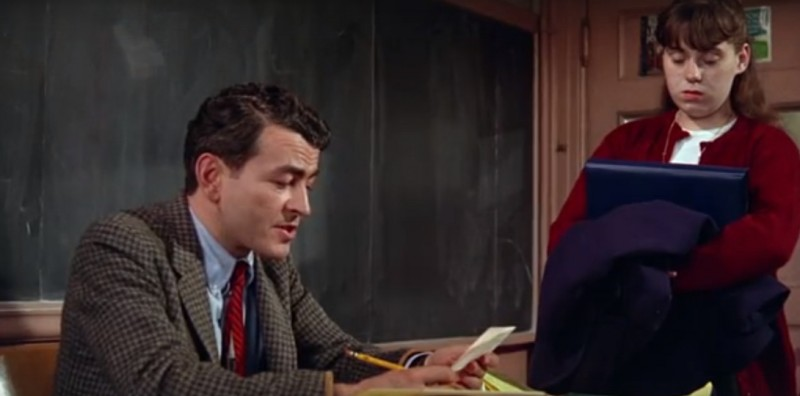 Пол Бэрринджер (Патрик Бэдфорд) читает письмо школьницы с признанием в любви, кадр из фильма "Вверх по лестнице, ведущей вниз" / Up The Down Staircase (США, 1967)