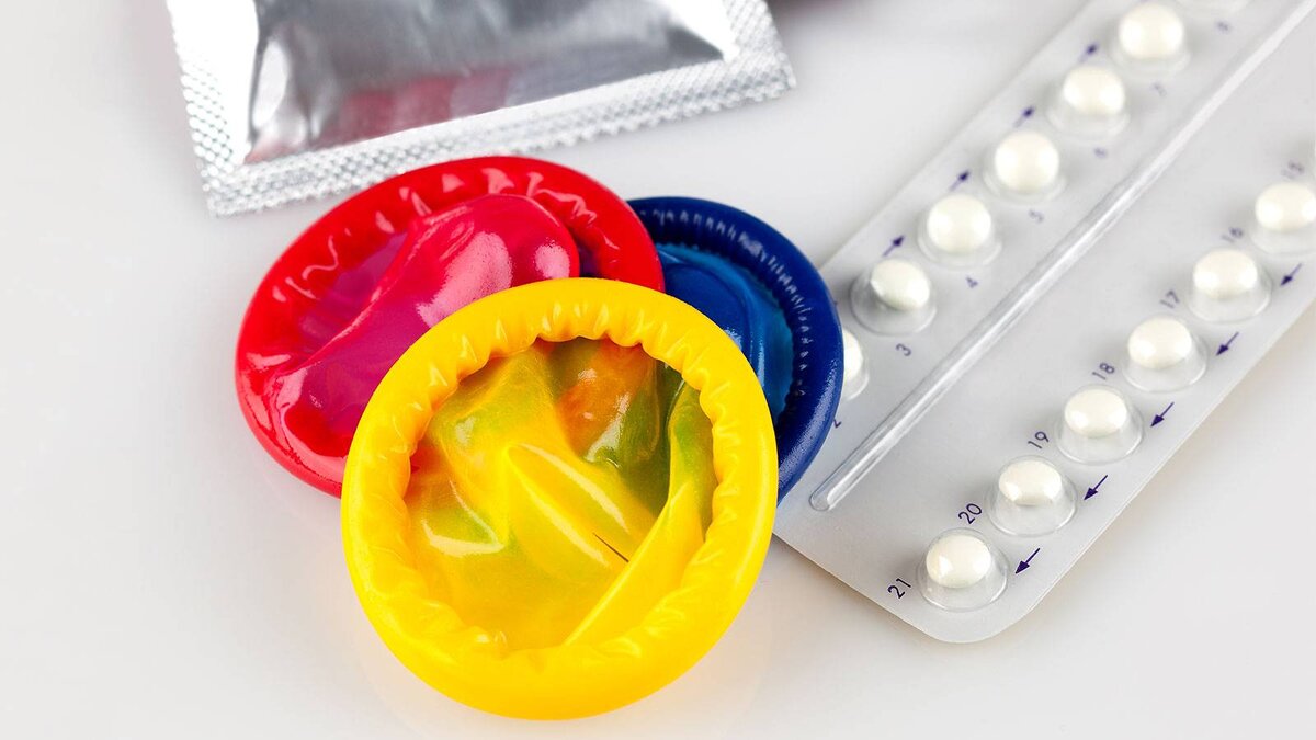 Контрацептивы. Противозачаточные презервативы. Презервативы и противозачаточные таблетки. Презерватив метод контрацепции.