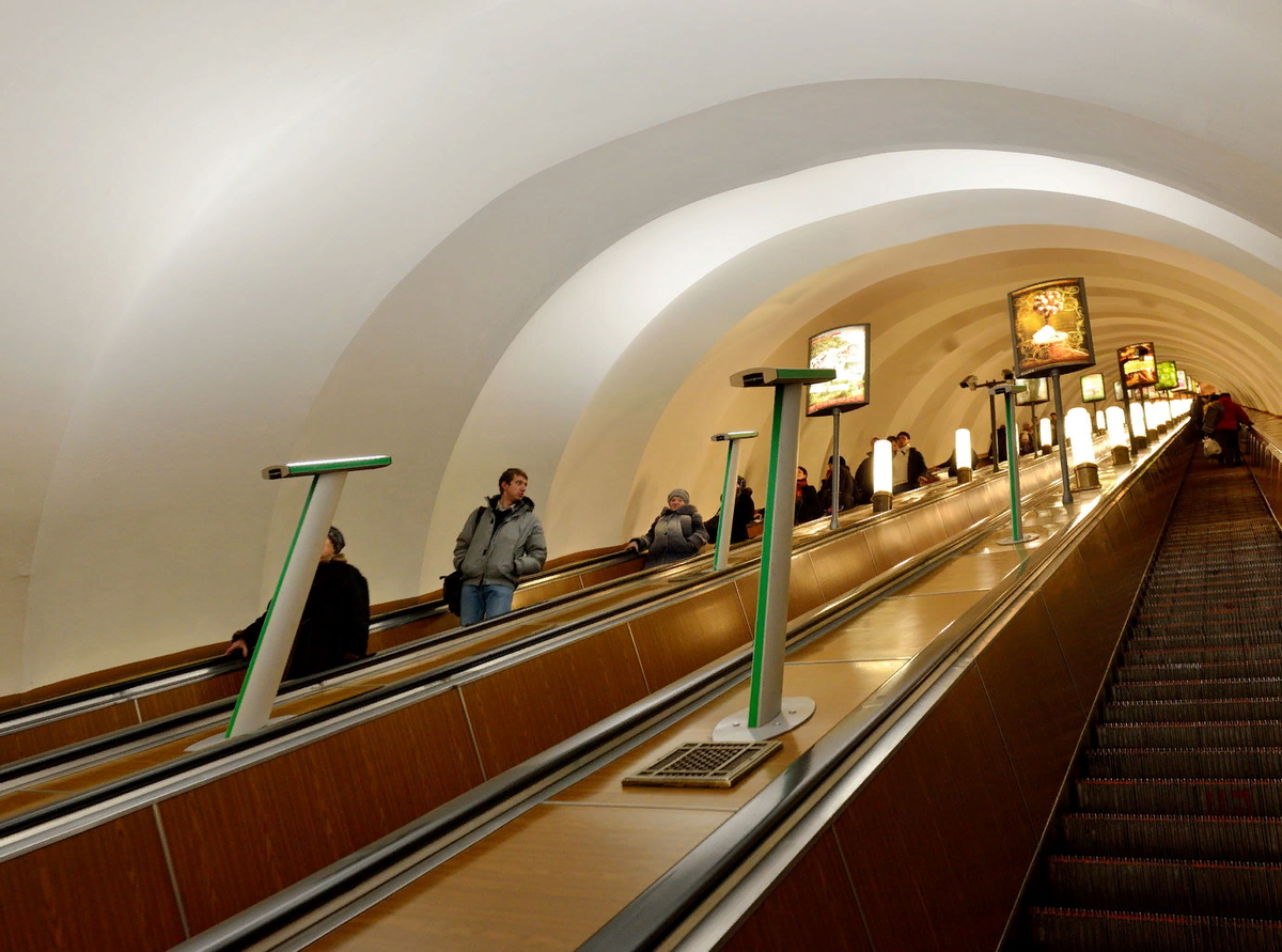 Ст приморская. Станция метро Озерки эскалатор. Метро Выборгская эскалатор. Станция метро Озерки Санкт-Петербург эскалаторы. ВДНХ станция метро эскалатор.