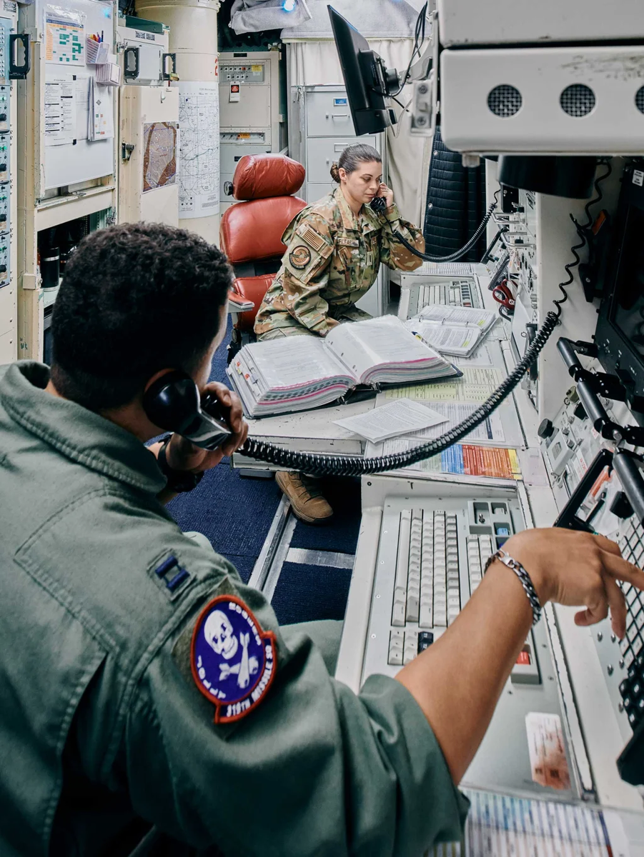 Моффет, Фронт и Филеас во время 24-часовой смены с 10 ядерными ракетами в подземном командном центре в Вайоминге.