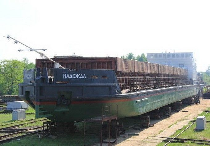 Сухогрузный теплоход-площадка "Надежда"