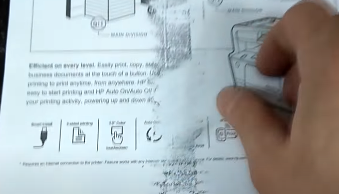 Фото 3. С листа стирается не запёкшейся тонер