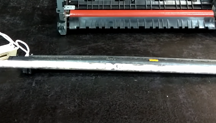 Фото 16. Очищаем термоэлемент в внутренней стороны и по бокам ватой, смоченной в сервисной жидкости Inkmaster