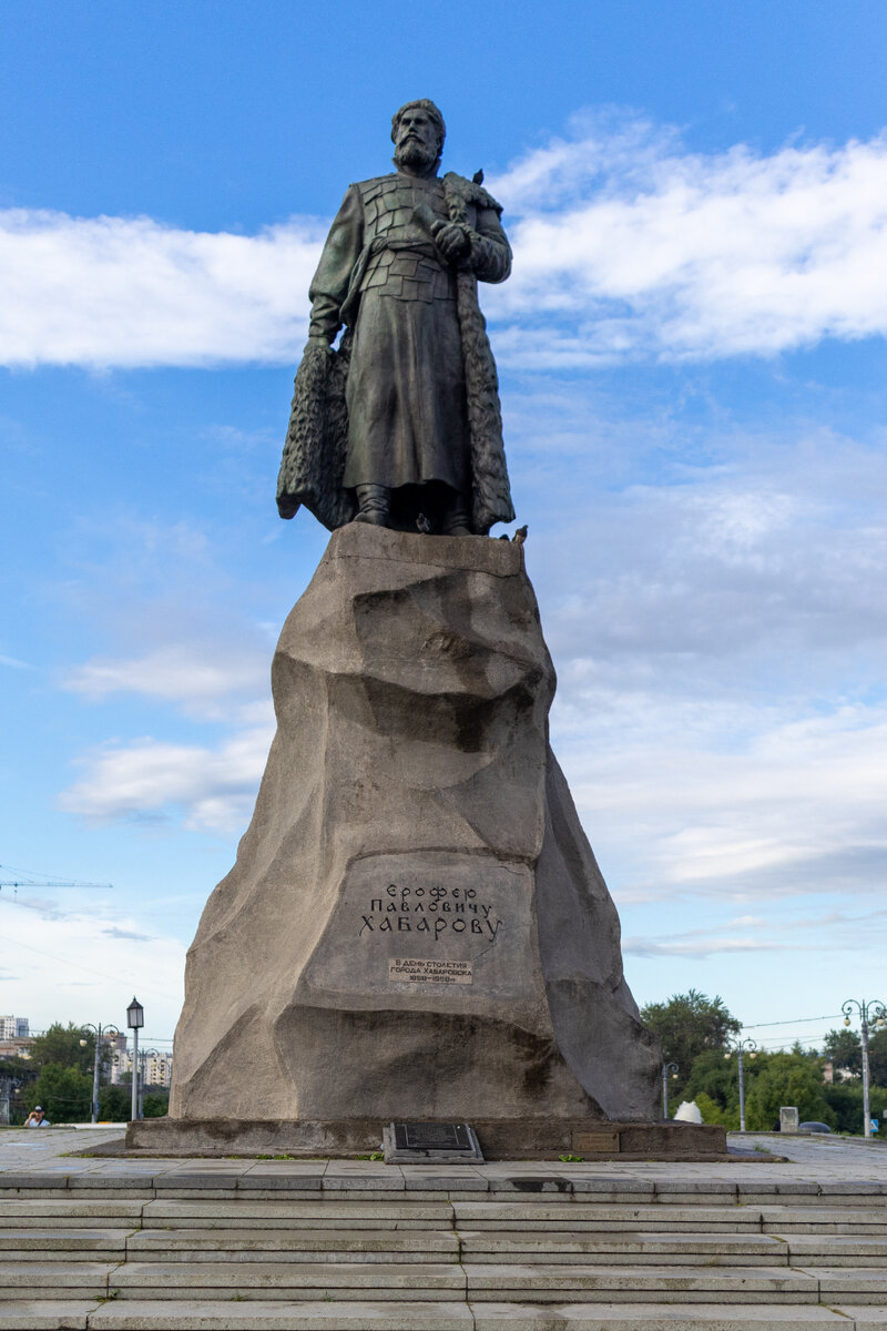 Памятник Ерофею Павловичу Хабарову на Вокзальной площади