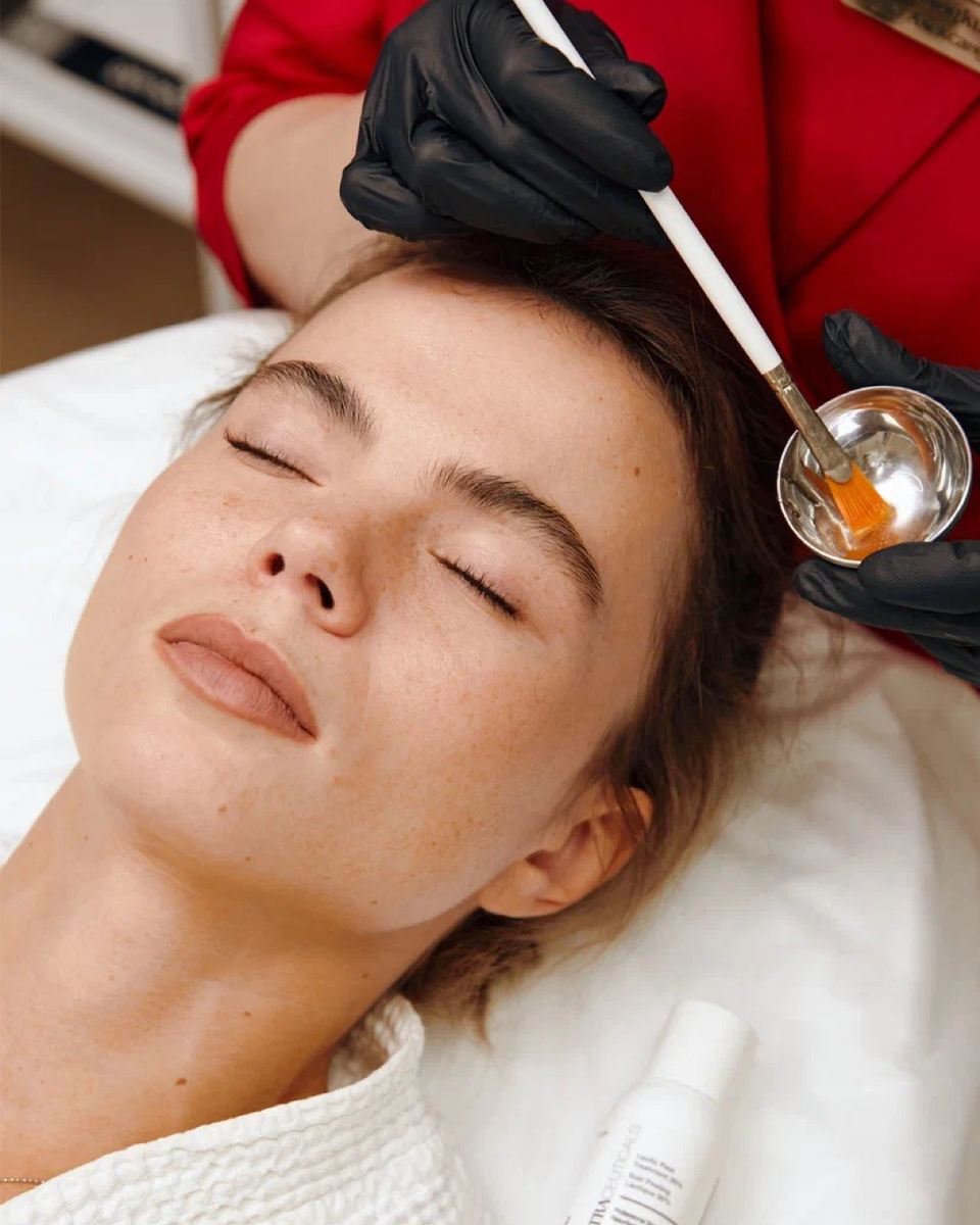Нанесение пилинга в Naturel Beauty Clinic