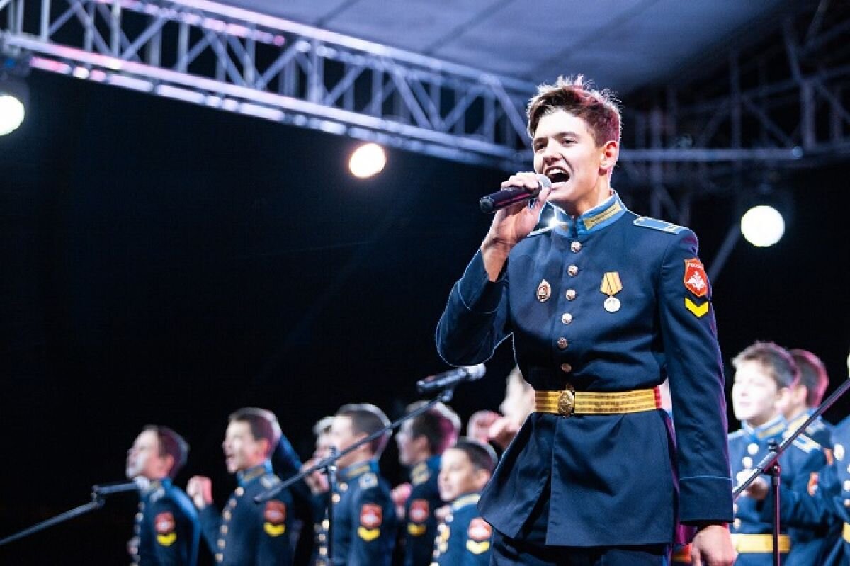    Олег Наумов поёт и играет в рок-группе.