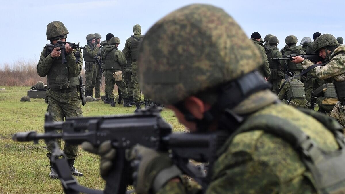    Мужчины, призванные на военную службу в ходе частичной мобилизации, проходят подготовку на полигоне в Донецкой народной республике© РИА Новости / РИА Новости