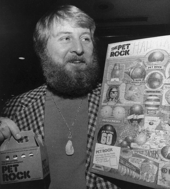    Гэри Дал держит коробку, в которой продавались камни. 1976 год. Фото: AP / ТАСС