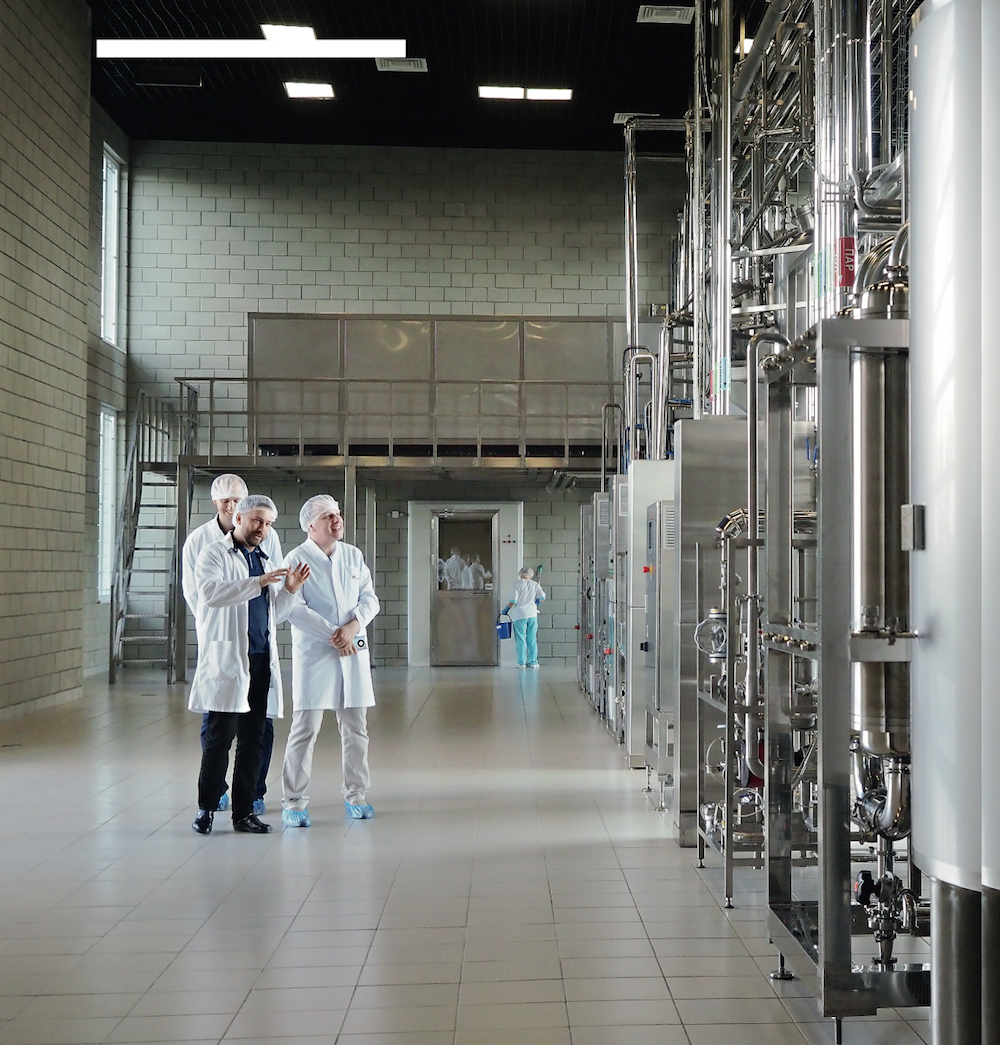    Завод по производству фосфолипазы А2 компактный, чистый и полностью автоматизированный – за его работой следит всего один человек. Стерильность, как в операционной, полное отсутствие неприятных запахов и вредных выбросов. Подобные производства можно смело располагать в крупных городах.Никита Пауков / ЭФКО