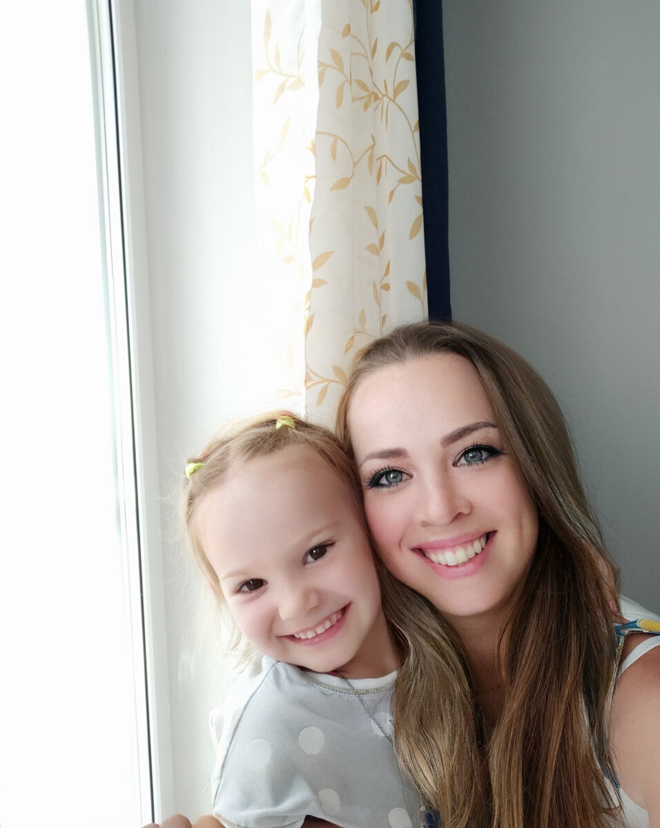 Мы в июле этого года со старшей куколкой. На этой фотографии вроде улыбки у нас похожи))