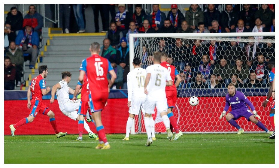    «Бавария» не пощадила вратаря «Виктории». Фото: Reuters