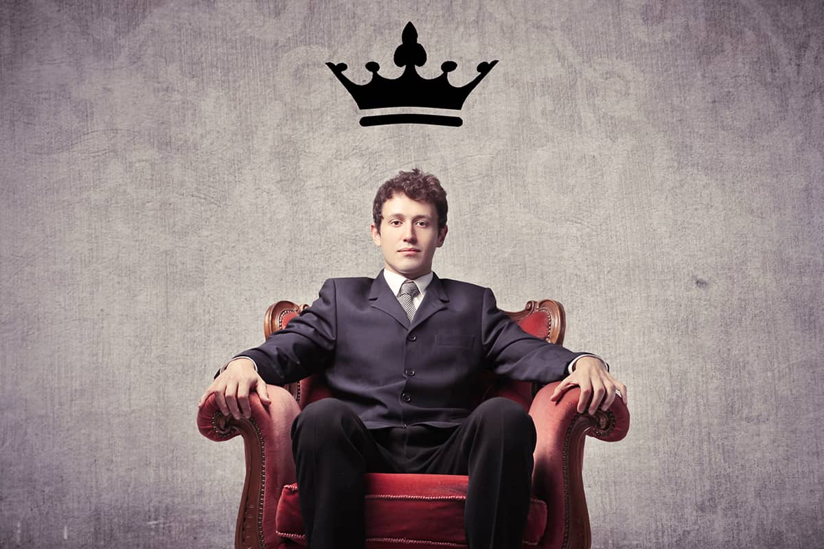 Тест на эгоиста. Человек в кресле. Человек сидит в кресле. Кресло начальника. Человек с короной.