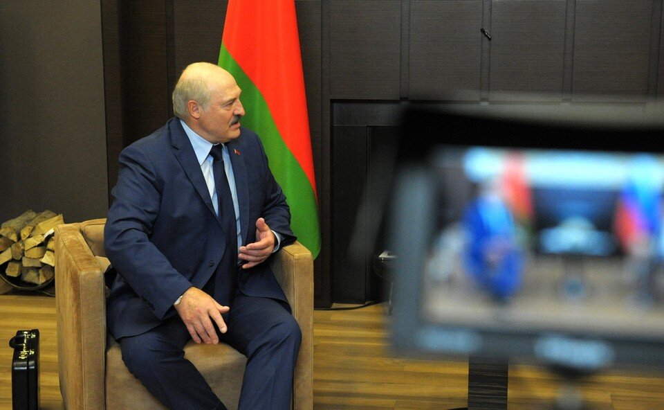     Лукашенко заявил, что Зеленскому запретили вести переговоры о прекращении конфликта на Украине  GLOBAL LOOK PRESS